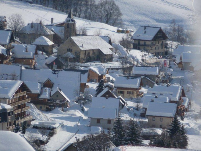 Location de vacances - Appartement à Saint-Sorlin-d'Arves - village de ST Sorlin sous la neige. Eglise de saint Saturnin