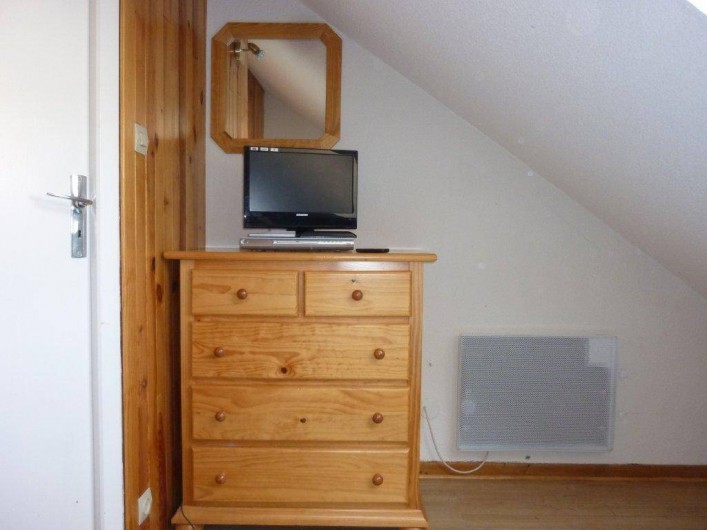 Location de vacances - Appartement à Saint-Sorlin-d'Arves - Chambre 2:  commode et TV