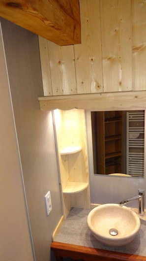Location de vacances - Chalet à Saint-Nicolas-la-Chapelle - Lavabo dans salle douche