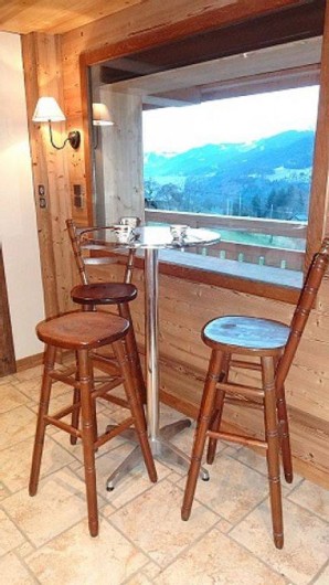 Location de vacances - Chalet à Saint-Nicolas-la-Chapelle - Coin café ( au fond le Mt Blanc)