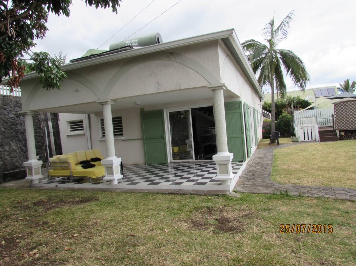 Location de vacances - Villa à Bois De Nèfles - Terrasse couverte et jardin