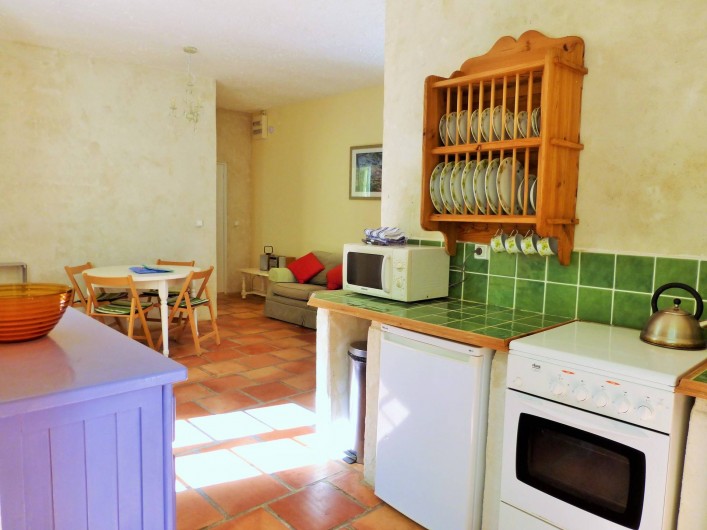 Location de vacances - Gîte à Branoux-les-Taillades - Les Chataigners (4/5 pers) salon avec coin cuisine
