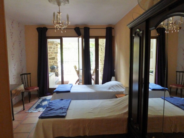 Location de vacances - Gîte à Branoux-les-Taillades - Château apartment chambre familiale (2 ou 3 lits + douche et toilette)