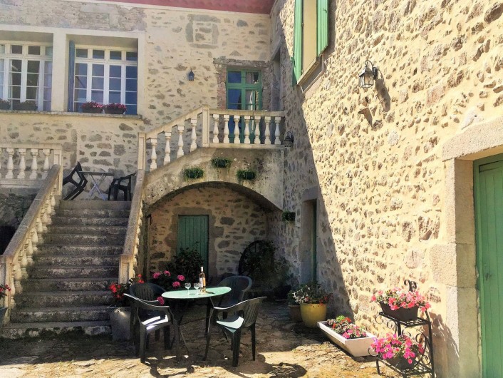 Location de vacances - Gîte à Branoux-les-Taillades - La cour devant les Acacias