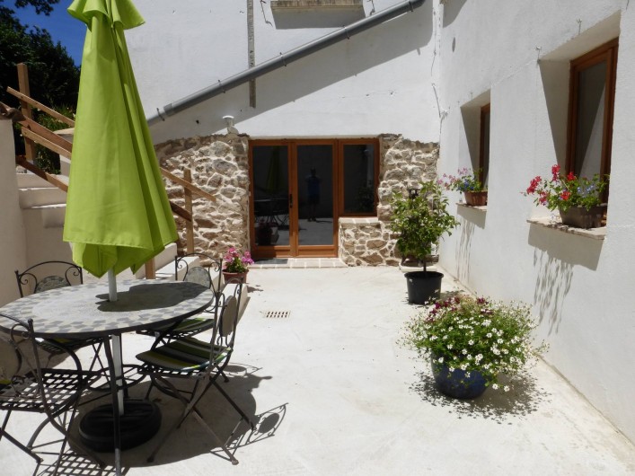Location de vacances - Gîte à Branoux-les-Taillades - Les Acacias: terrasse avec salon de jardin