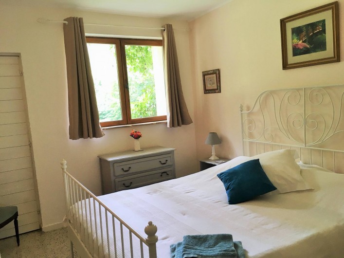 Location de vacances - Gîte à Branoux-les-Taillades - Les Pins (8 pers) chambre double (lit 160 x 200cm)