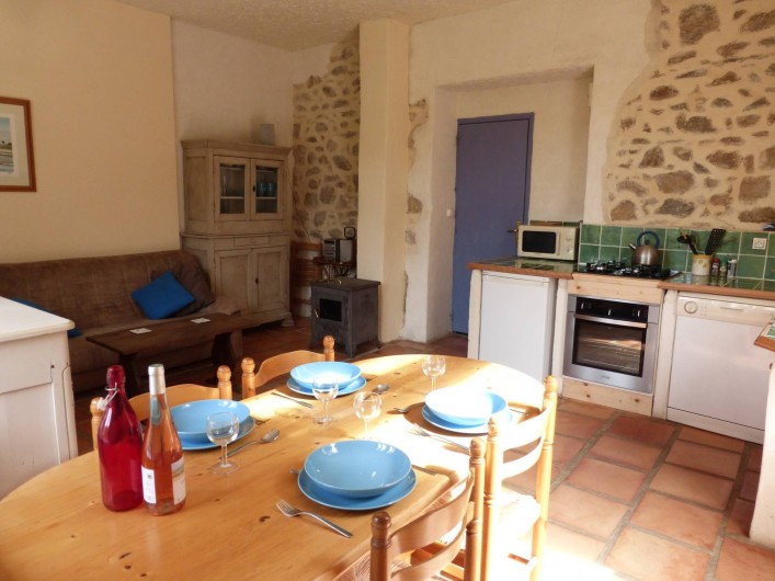 Location de vacances - Gîte à Branoux-les-Taillades - Les Tilleuls (5 pers); salon avec cuisine americaine
