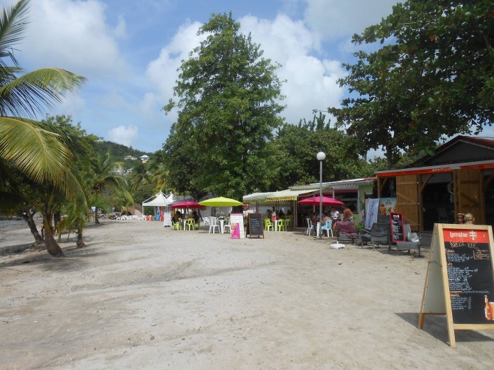 Location de vacances - Appartement à Les Trois-Îlets - restaurants sur la plage