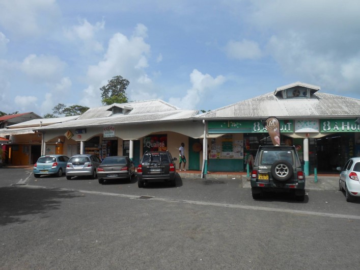 Location de vacances - Appartement à Les Trois-Îlets - centre commercial: supermarché,tabac, boulangerie,souvenirs, guichet bancaire