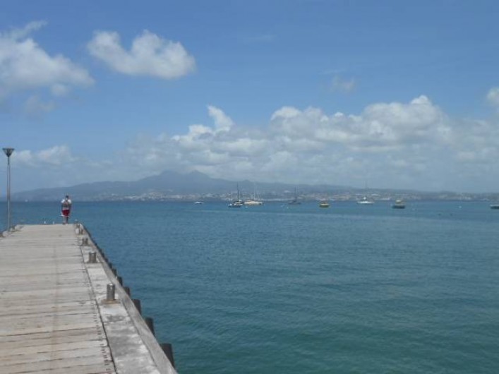 Location de vacances - Appartement à Les Trois-Îlets - vue vers Fort de France et le Nord, le bateau se prend sur ce ponton