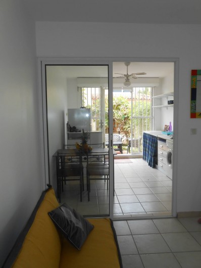 Location de vacances - Appartement à Les Trois-Îlets - vue depuis la pièce (cuisine et terrasse au fond)