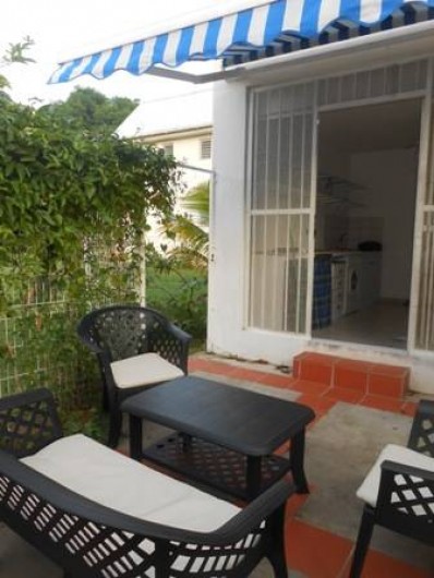 Location de vacances - Appartement à Les Trois-Îlets - patio extérieur, avec store, et sortie sur le jardin