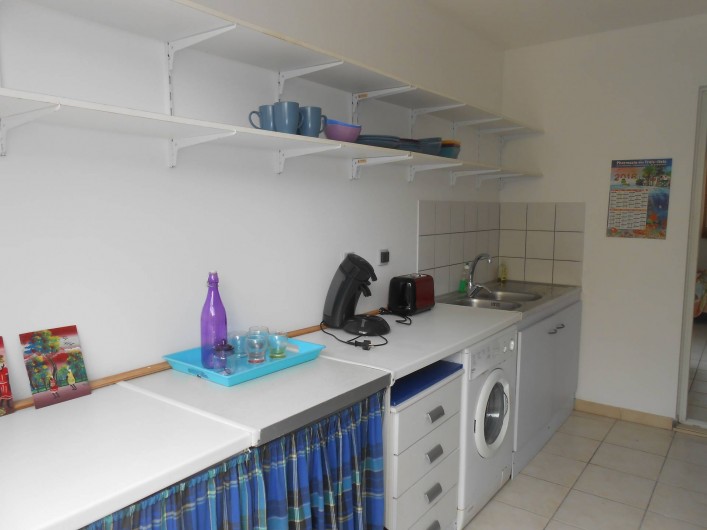 Location de vacances - Appartement à Les Trois-Îlets - Cuisine: frigo, gazinière, grille-pain, cafetière Senseo, micro-onde, barbecue