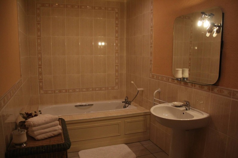 Location de vacances - Villa à Saint-Moreil - Rez-de-chaussée: salle de bains,  baignoire, toilette