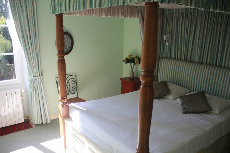 Location de vacances - Villa à Saint-Moreil - 1e étage: chambre spacieuse, confortable, un lit à baldaquin, grandes armoires