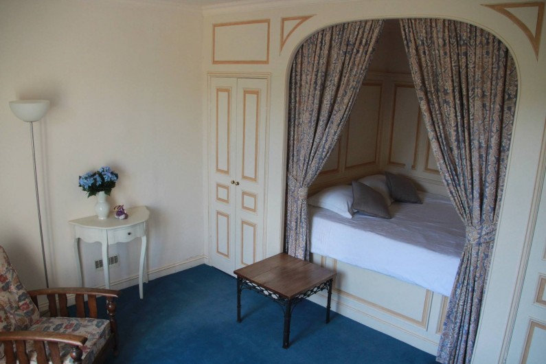 Location de vacances - Villa à Saint-Moreil - 1e étage: chambre  spacieuse, un lit double,  grandes armoires.