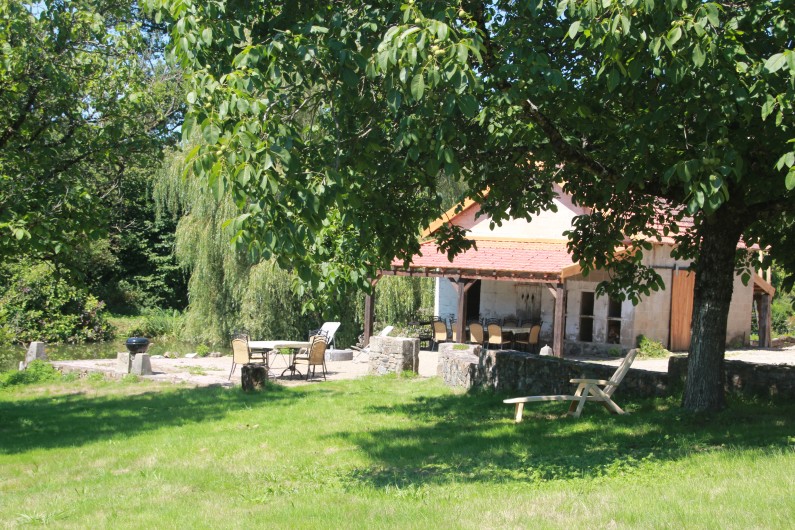 Location de vacances - Villa à Saint-Moreil - Sous le noyer à côté de la terrasse