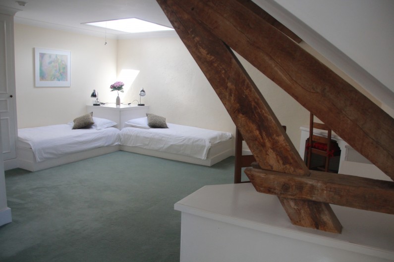 Location de vacances - Villa à Saint-Moreil - 2e étage: chambre spacieuse, deux lit, deux bureaus, armoire. Vue sur l'étang