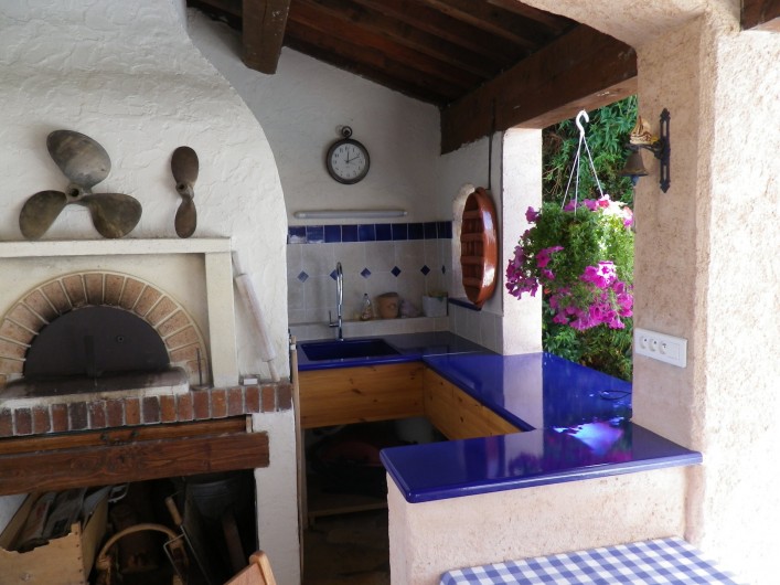 Location de vacances - Villa à Saint-Raphaël - cuisine d'été avec four à pizza