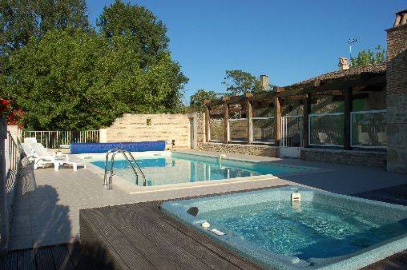 Location de vacances - Gîte à Saint-Méard-de-Gurçon - Espace piscine et spa, vue accessible de la terrasse pour surveiller la piscine