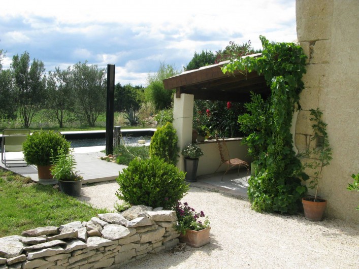 Location de vacances - Chambre d'hôtes à Saint-Geniès-de-Comolas - Le jardin et salon d'été