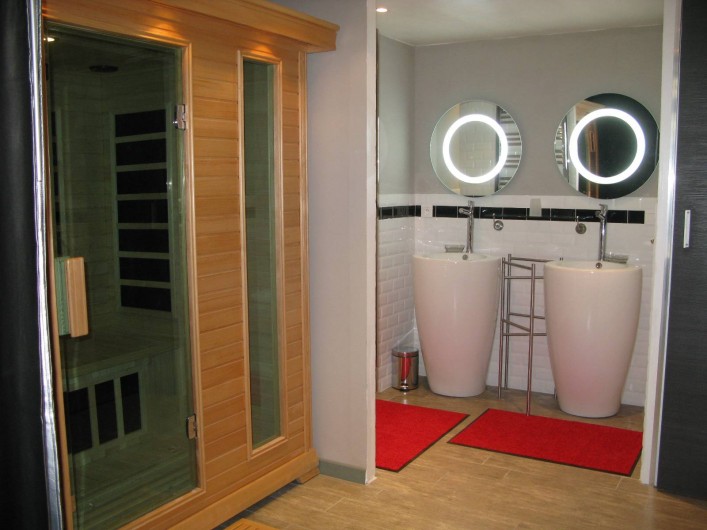 Location de vacances - Chambre d'hôtes à Saint-Geniès-de-Comolas - Sauna et salle de bain Loft Florent