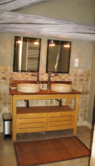 Location de vacances - Chambre d'hôtes à Saint-Geniès-de-Comolas - Salle d'eau Juliette