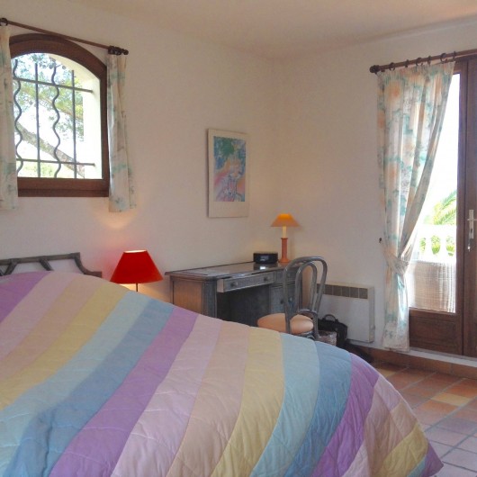 Location de vacances - Villa à Saint-Aygulf - Chambre 3 rez donnant sur grande terrasse