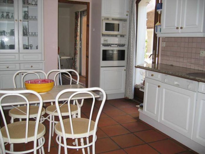 Location de vacances - Villa à Saint-Aygulf - Cuisine donnant sur terrasse et piscine