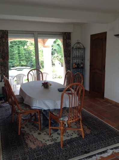 Location de vacances - Villa à Saint-Aygulf - Salle à manger donnant sur terrasse