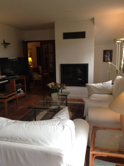 Location de vacances - Villa à Saint-Aygulf - Salon avec cheminée