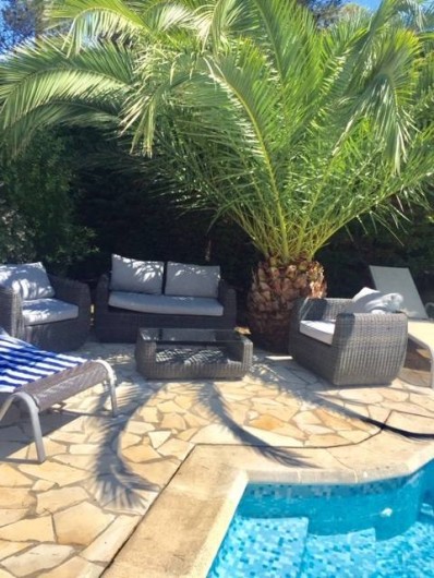Location de vacances - Villa à Saint-Aygulf - Salon d'été - margelle de la piscine