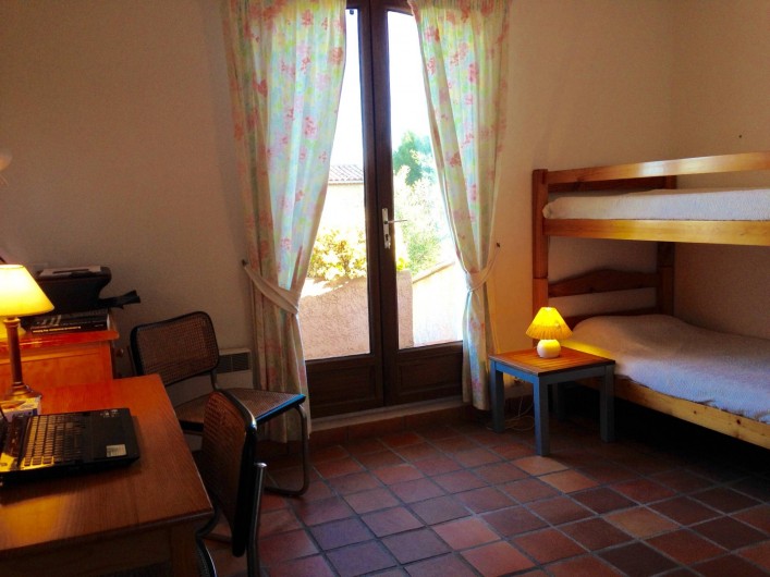 Location de vacances - Villa à Saint-Aygulf - Chambre 4 rez donnant sur grande terrasse