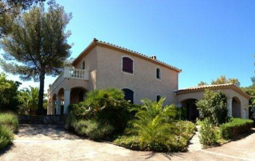 Location de vacances - Villa à Saint-Aygulf - Entrée de la villa et parking