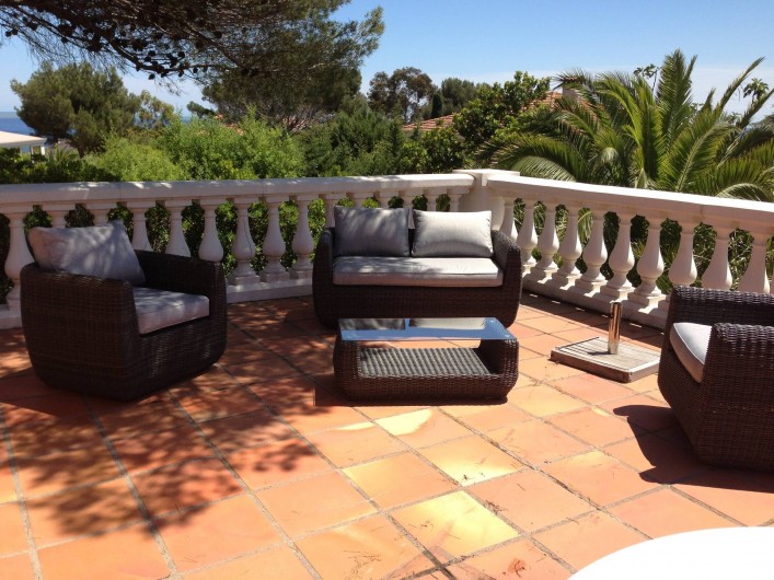 Location de vacances - Villa à Saint-Aygulf - Grande terrasse avec vue sur mer