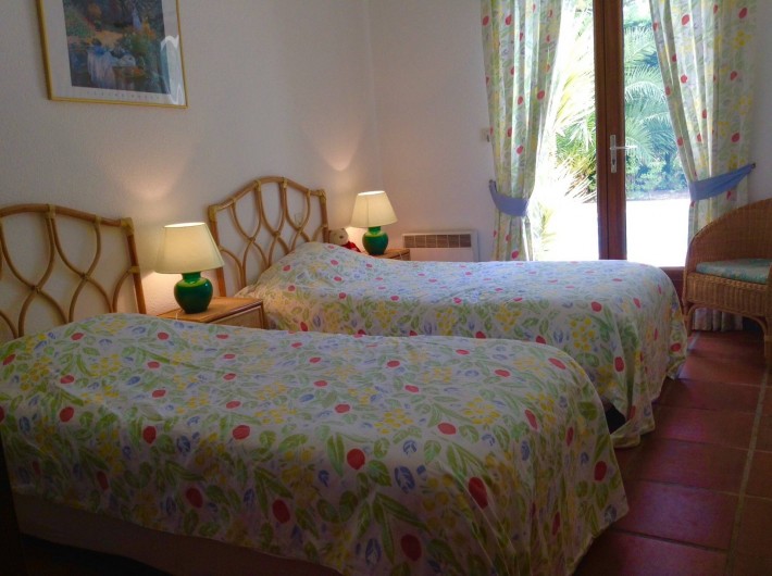 Location de vacances - Villa à Saint-Aygulf - Chambre 2 rez donnant sur piscine