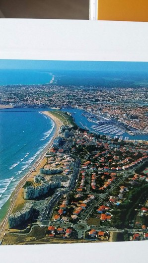 Location de vacances - Appartement à Saint-Gilles-Croix-de-Vie - Vue aérienne de la grande plage et port