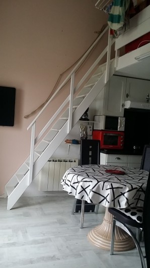Location de vacances - Appartement à Saint-Gilles-Croix-de-Vie - Escalier pour accès à mezzanine (chambre)