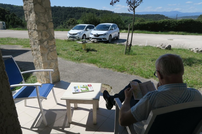 Location de vacances - Maison - Villa à Salavas - Petite terrasse couverte côté soleil couchant