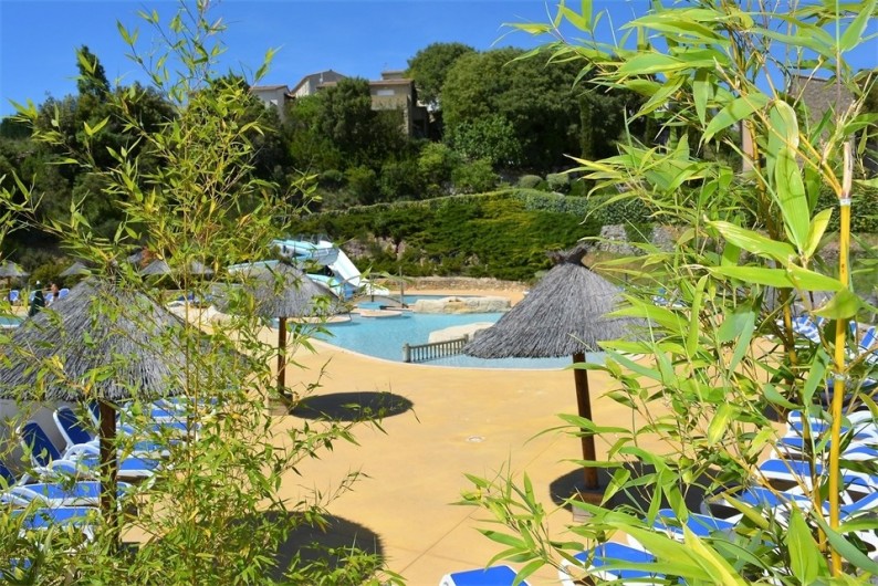 Location de vacances - Maison - Villa à Salavas - chaises longues et parasols de la piscine