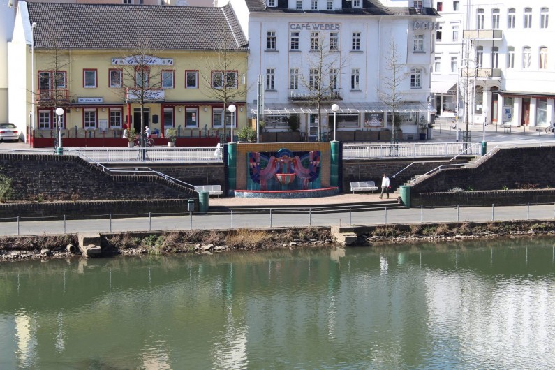 Location de vacances - Appartement à Bad Ems - Vue du balcon - Fontaine de Hundertwasser