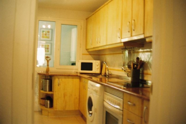 Location de vacances - Appartement à Marbella - The kitchen going into laundry room.