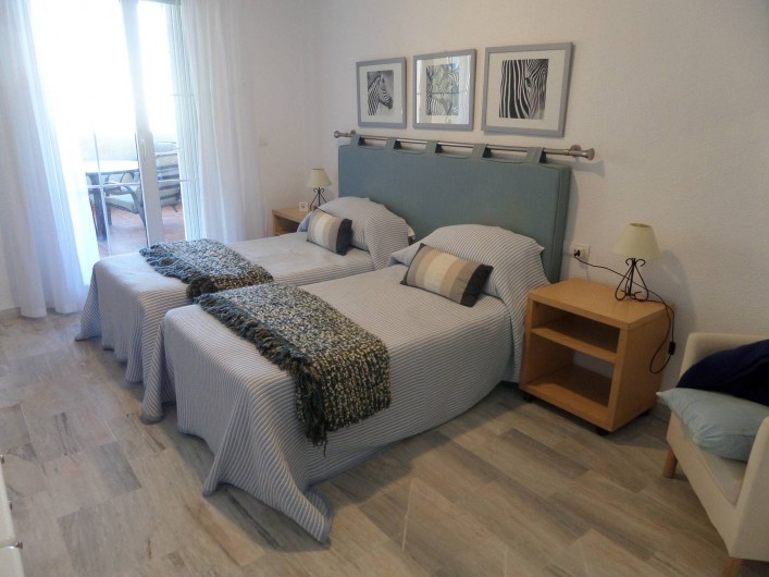 Location de vacances - Appartement à Marbella - Main bedroom which opens onto the top terrace.