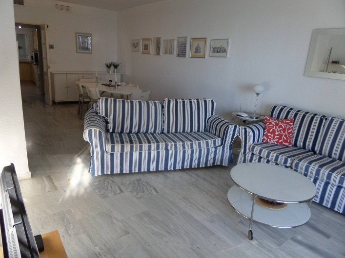 Location de vacances - Appartement à Marbella - Lounge going through to dining room.