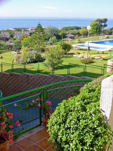 Location de vacances - Appartement à Marbella - Taken from the lower terrace across to the pools.