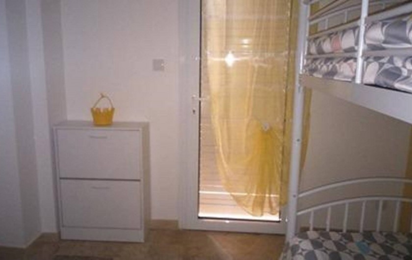 Location de vacances - Villa à Sainte-Maxime - chambre jaune du RDC avec 2 lits simples superposés