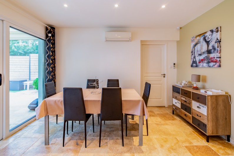 Location de vacances - Villa à Sainte-Maxime - séjour et porte de la chambre du RDC