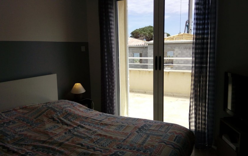 Location de vacances - Villa à Sainte-Maxime - chambre grise avec solarium