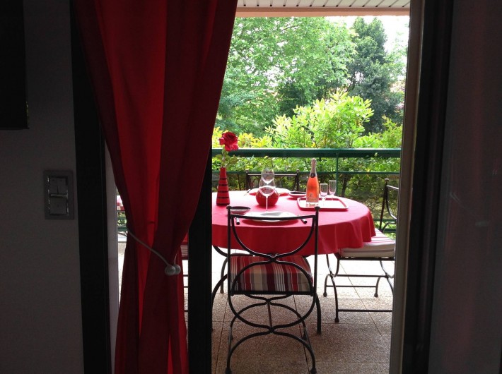 Location de vacances - Appartement à Biarritz - Coin repas terrasse