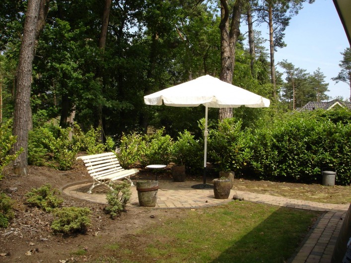 Location de vacances - Chalet à Beekbergen - parasol; terras achter het huis